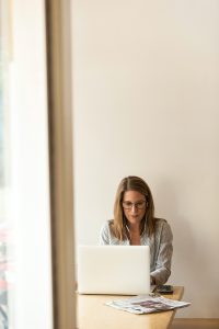 woman looking at plain text resume on computer.  Photo by LinkedIn Sales Solutions on Unsplash